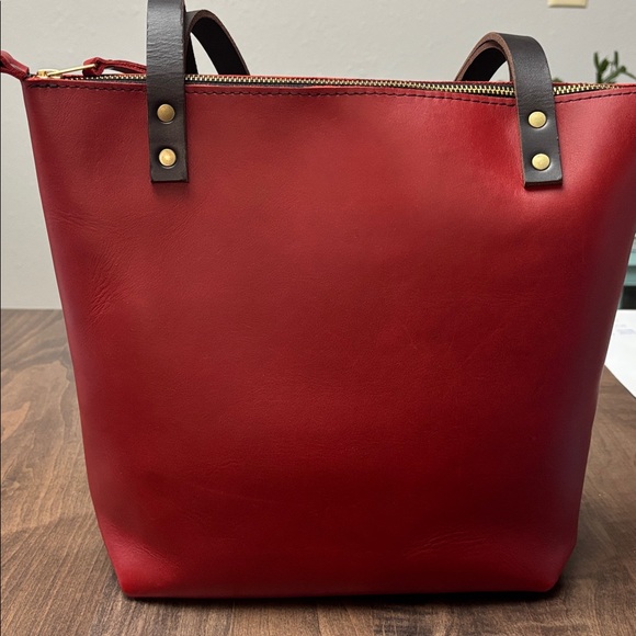 Portland Leather small Ruby tote. Zippered closure. - Picture 2 of 5